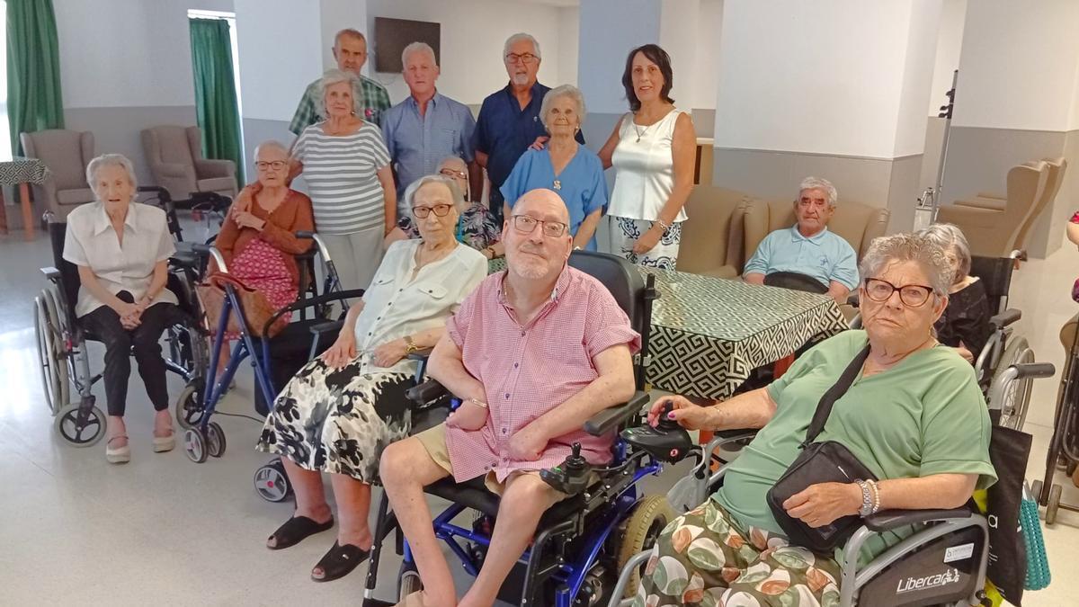 Algunos de los residentes con los integrantes de la asociación