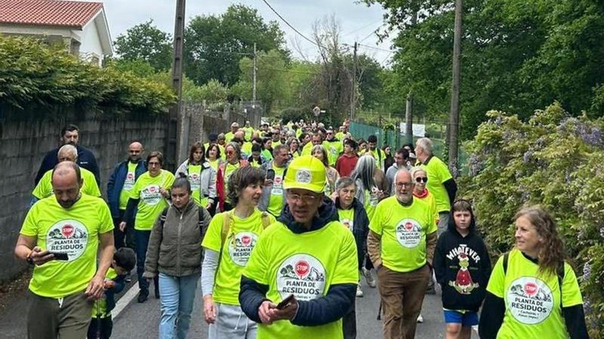 Vecinos de Cacheiras en una de las movilizaciones contra la planta de inertes.