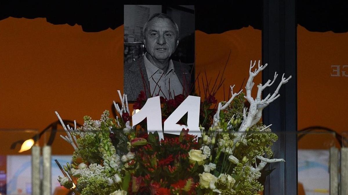 Imagen de homenaje a Cruyff en el Amsterdam Arena.