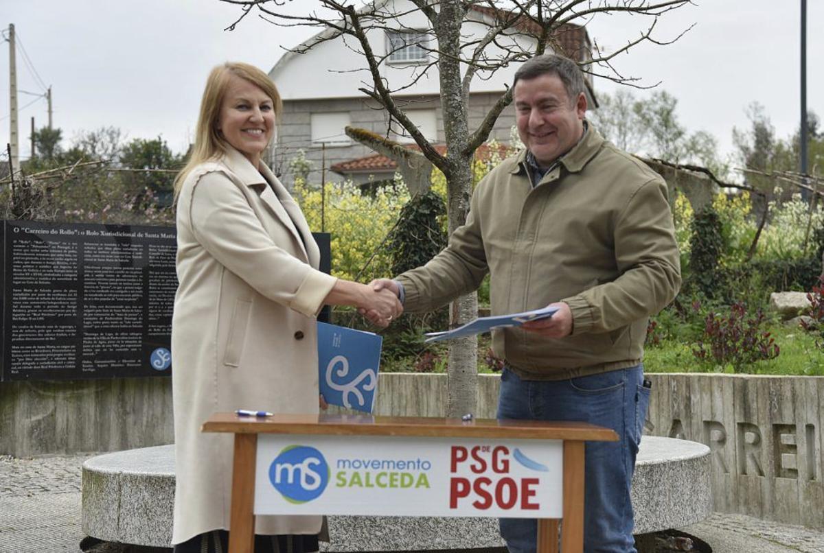La alcaldesa Loli Castiñeira y Xurxo Gregorio firman en el carreiro do Rollo el acuerdo de gobierno. | D.P.