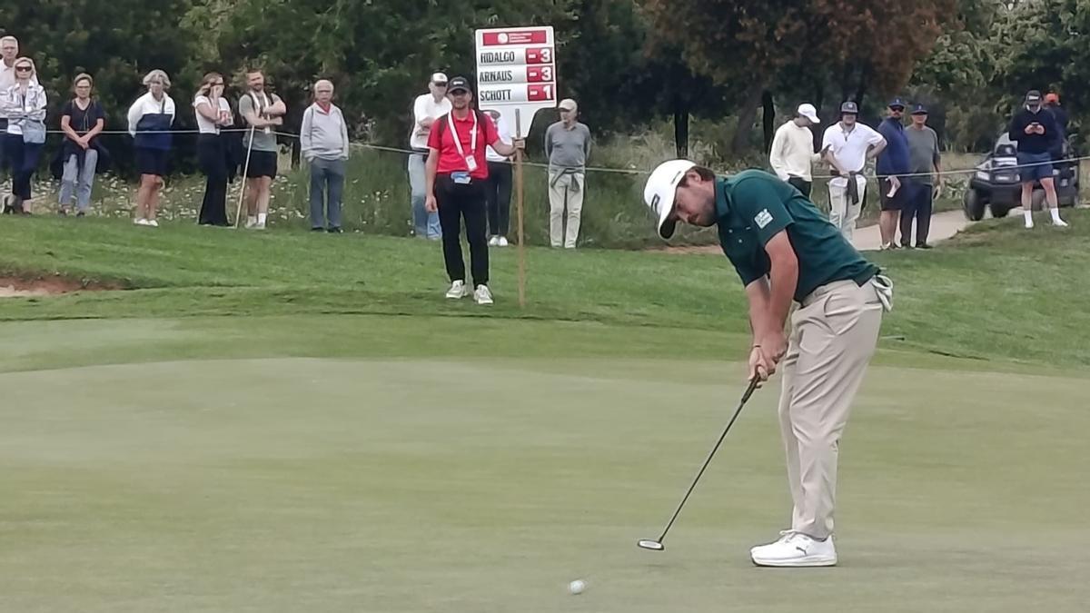 Ángel Hidalgo se prepara para un putt en el hoyo 9 del RCG El Prat