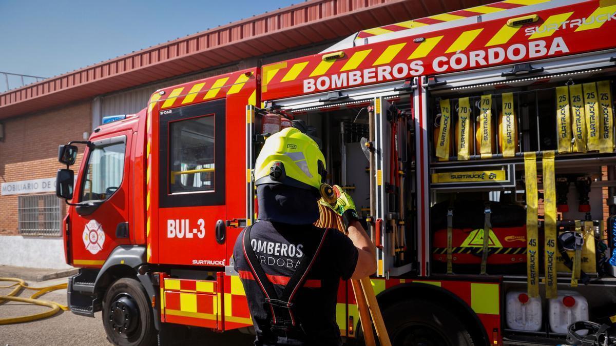 Bomberos en el parque central de bomberos de Córdoba.