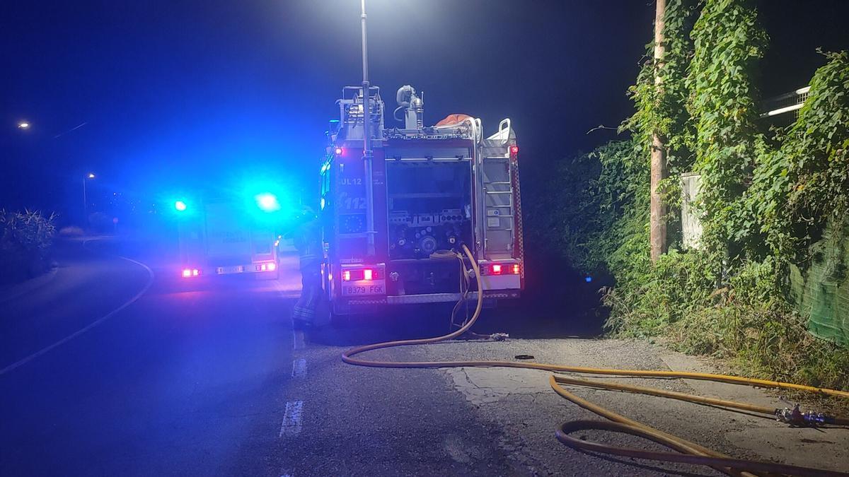 Los camiones de los Bombeiros do Morrazo, en la zona a la una de la madrugada.