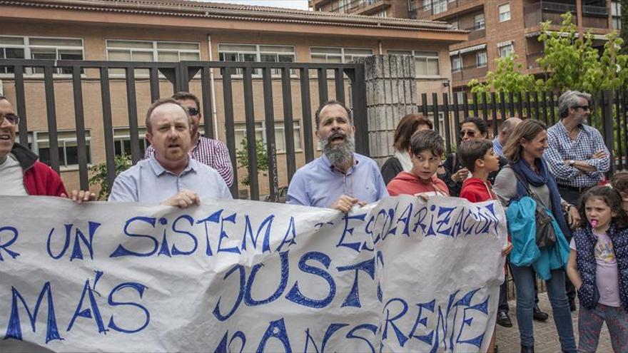 Los padres del Pacheco insisten en la ilegalidad del proceso de escolarización