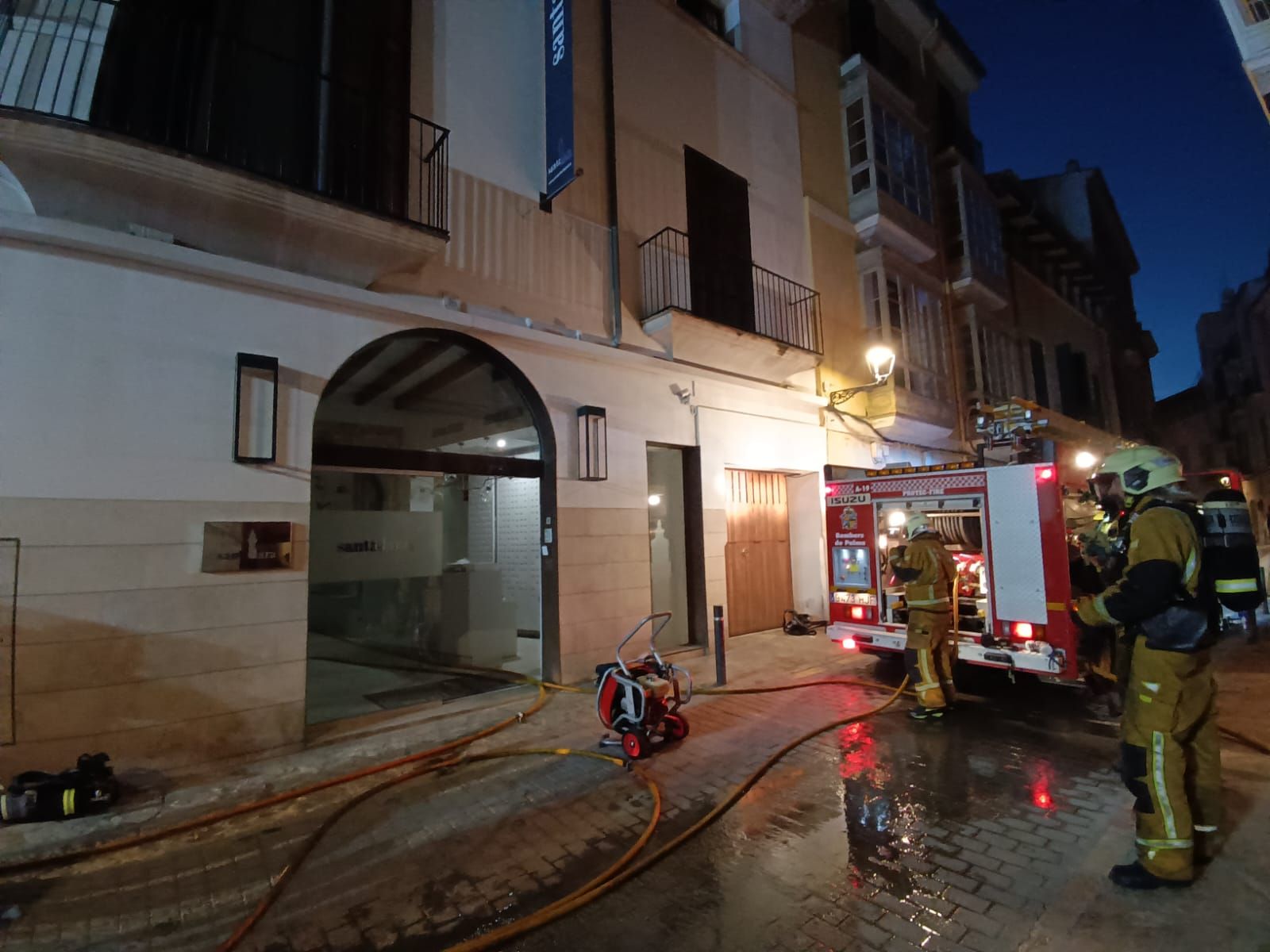 Desalojan un hotel del casco antiguo de Palma por un incendio en el spa