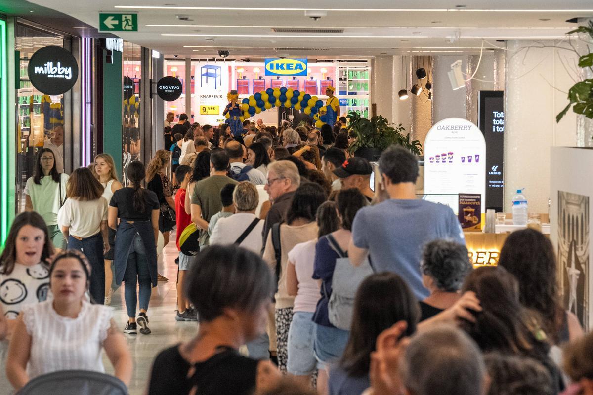 La apertura del segundo Ikea urbano de Barcelona ha congregado a más de 200 personas antes de abrir sus puertas.