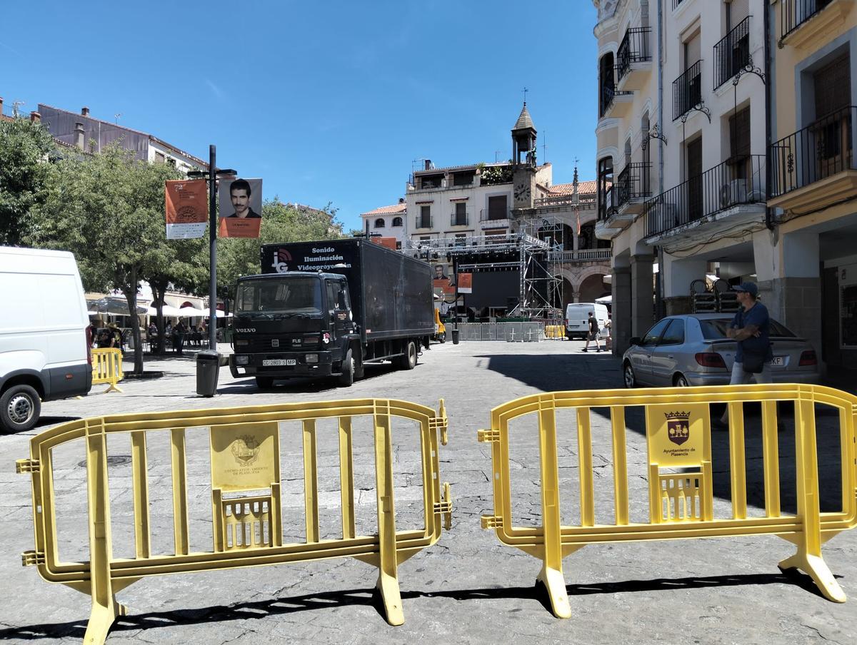La plaza Mayor, este miércoles por la mañana, con los preparativos para las actividades de la noche.