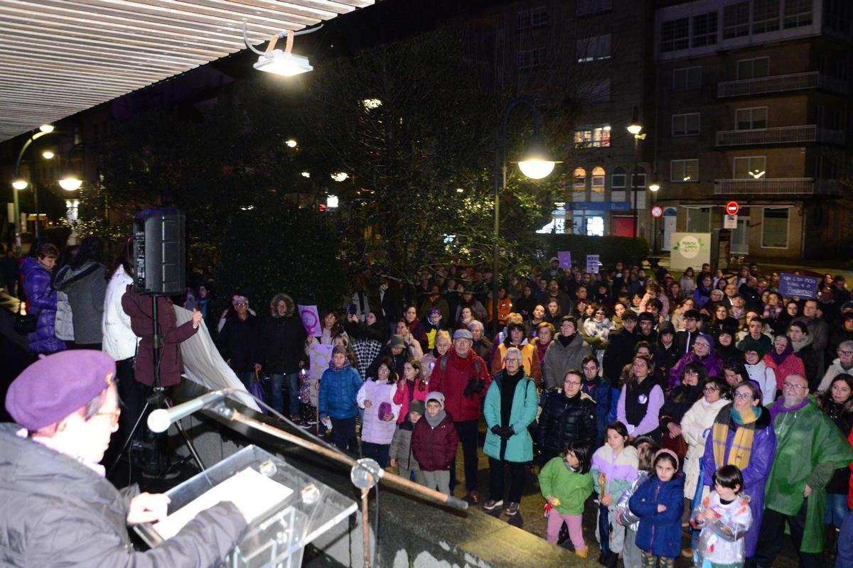 Lectura del manifiesto en la Praza do Concello de Cangas.