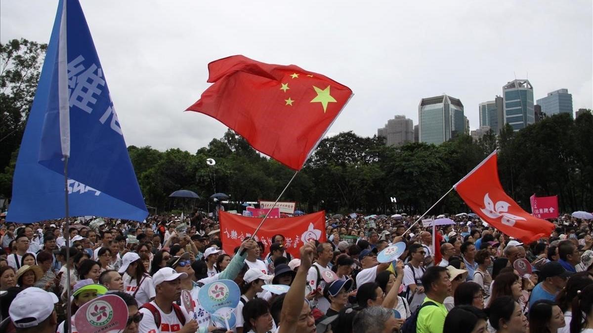 Manifestación en Hong Kong contraria a las protestas que han paralizado la isla.