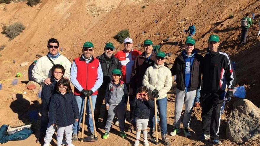 Donan 800 cipreses para reforestar terrenos de La Aljorra