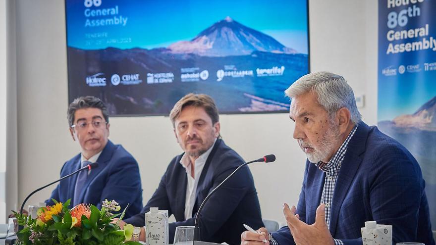 José Miguel Rodríguez Fraga (d), Jorge Marichal (c) y Pedro Martín, ayer.