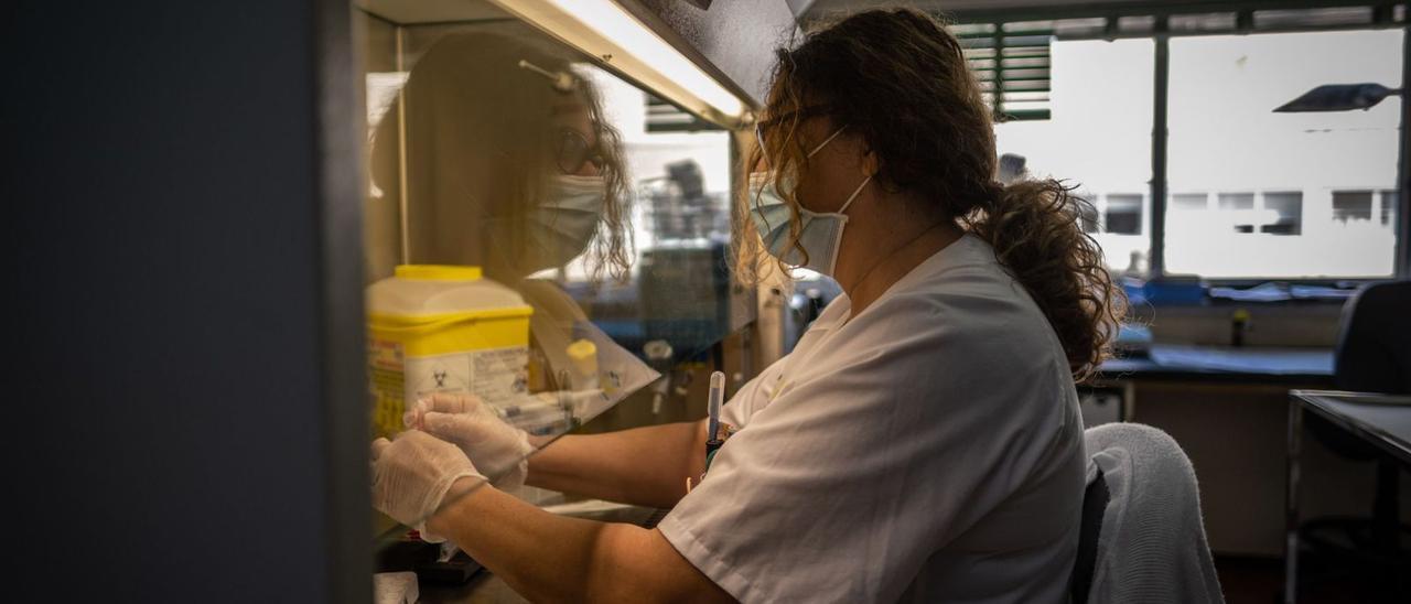 Una investigadora en la Unidad de Microbiología del Hospital Universitario de Canarias.