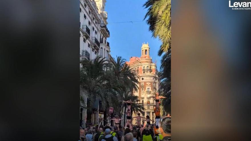 La Jove Muixeranga de Algemesí durante la manifestación contra Mazón