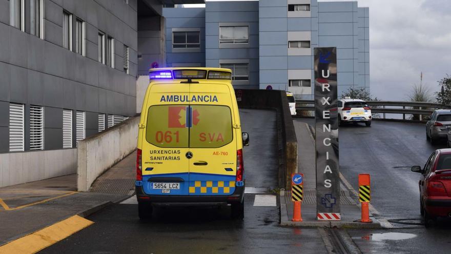 Una ambulancia, en la rampa de acceso al Servicio de Urgencias del Chuac. | Víctor Echave