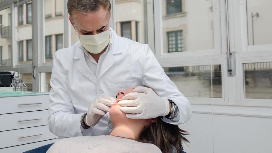 El ortodoncista vigués Juan Carlos Pérez Varela, con una paciente.