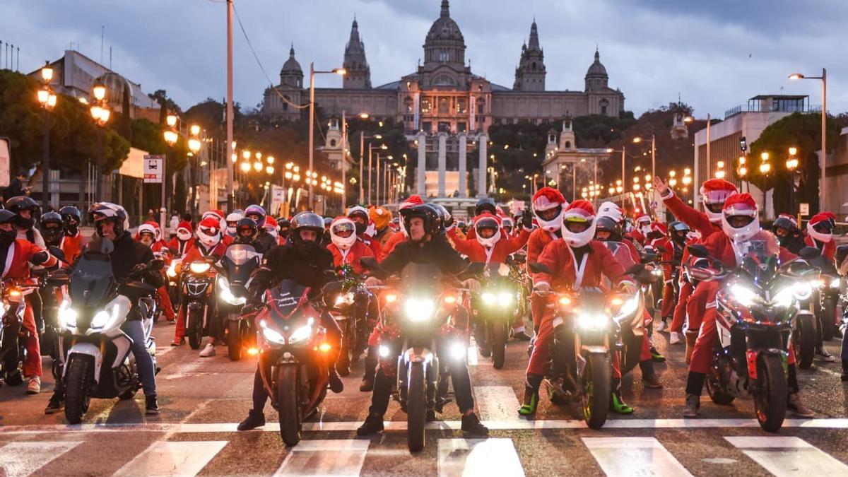 Miles de motoristas se congregan en Barcelona con motivo de la Papanoelada Motera Solidaria