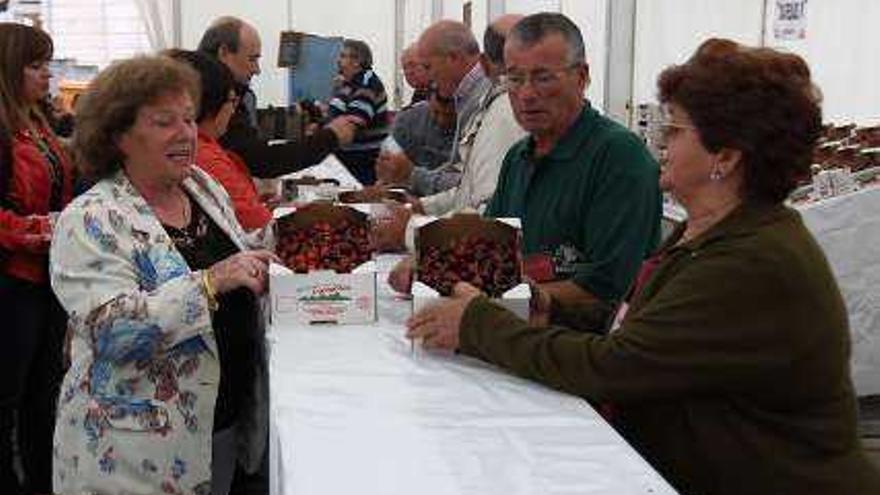 La organización de Beade preparó 6.000 kilos de cereza para vender a los asistentes.  // FOTOS: R. Grobas