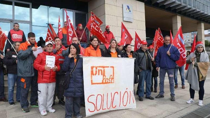Protesta de trabajadores de Unipost, la semana pasada, en Santiago.