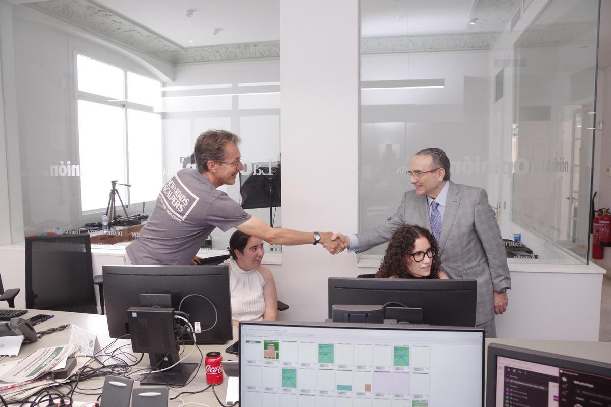 El jefe de Deportes de La Opinión, Emilio Fernández, saluda al director general de Prensa Ibérica, Javier Moll en presencia de Beatriz Tocón y Nuria Mena.