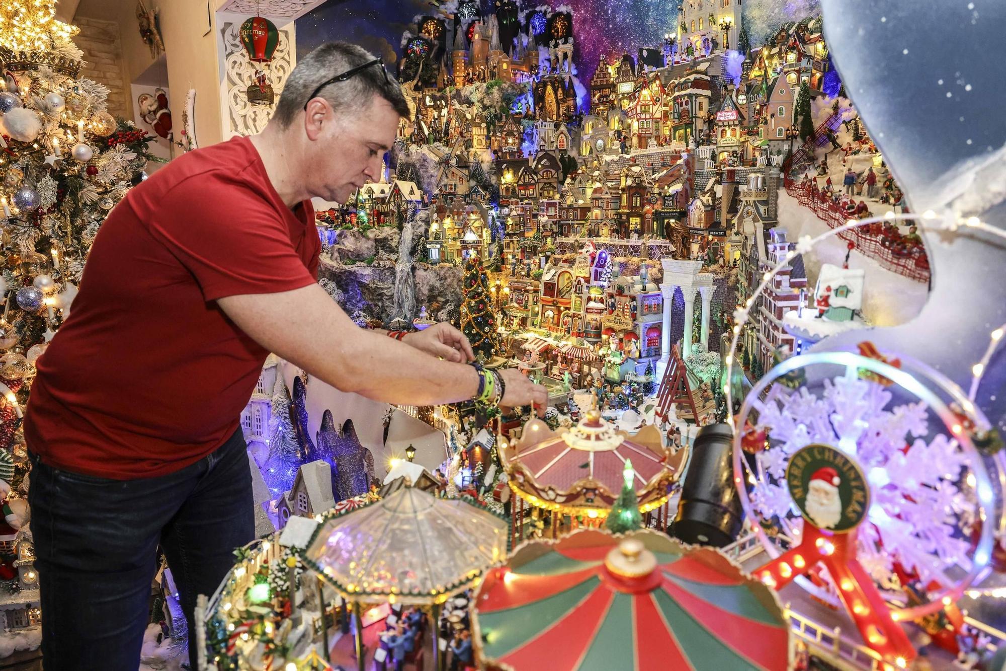 Un sanvicentero monta en su casa un espectacular poblado de navidad