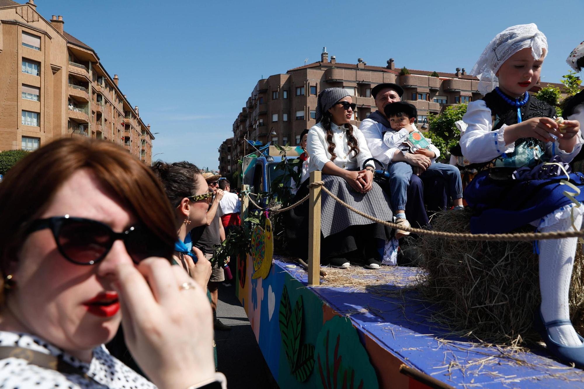 EN IMÁGENES: Así se ha vivido el desfile de carrozas y xarrés de las fiestas de San Isidro en Piedras Blancas