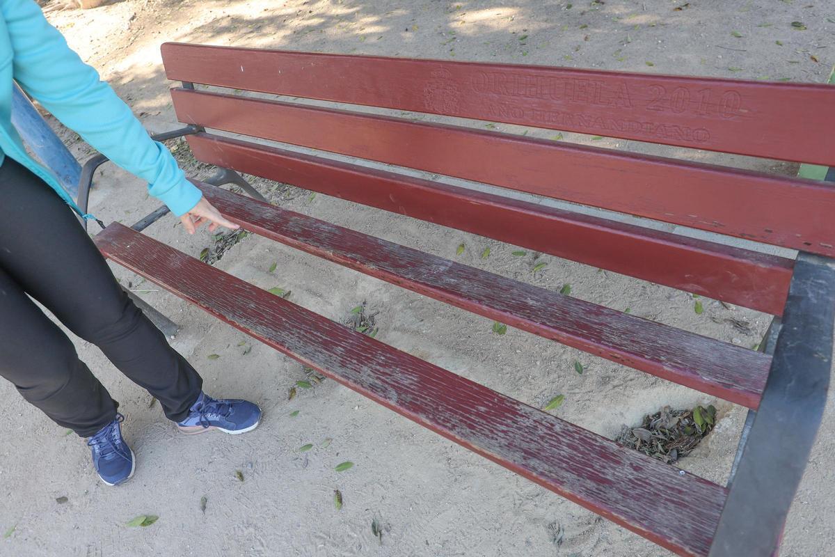 Un banco al que le falta el tablón central en uno de los parques oriolanos.