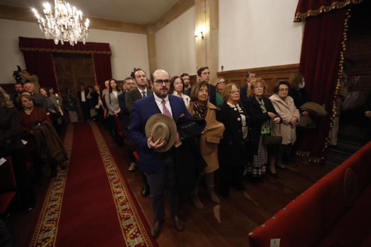 Más asistentes a la ceremonia, entre ellos, en segunda fila, los hijos y la mujer de Luis Fernández-Vega, Andrés, Luis y Vicky Cueto-Felgueroso. | Luisma Murias.