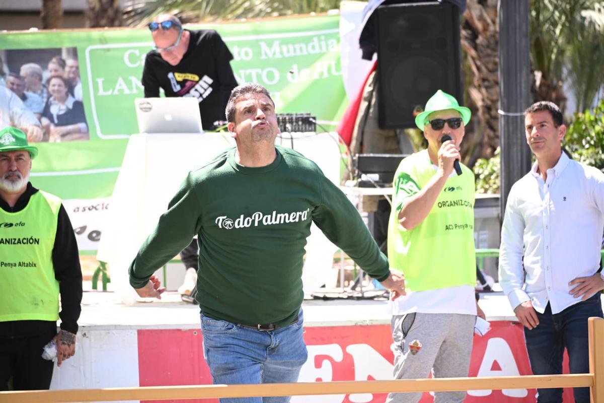 Los mejores momentos del campeonato de lanzamiento de hueso de dátil en Elche este segundo lunes de Pascua