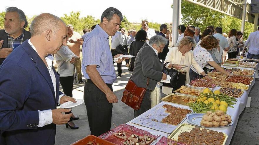 Unas copiosas mesas con panades, llongets, y greixoneras caseras.