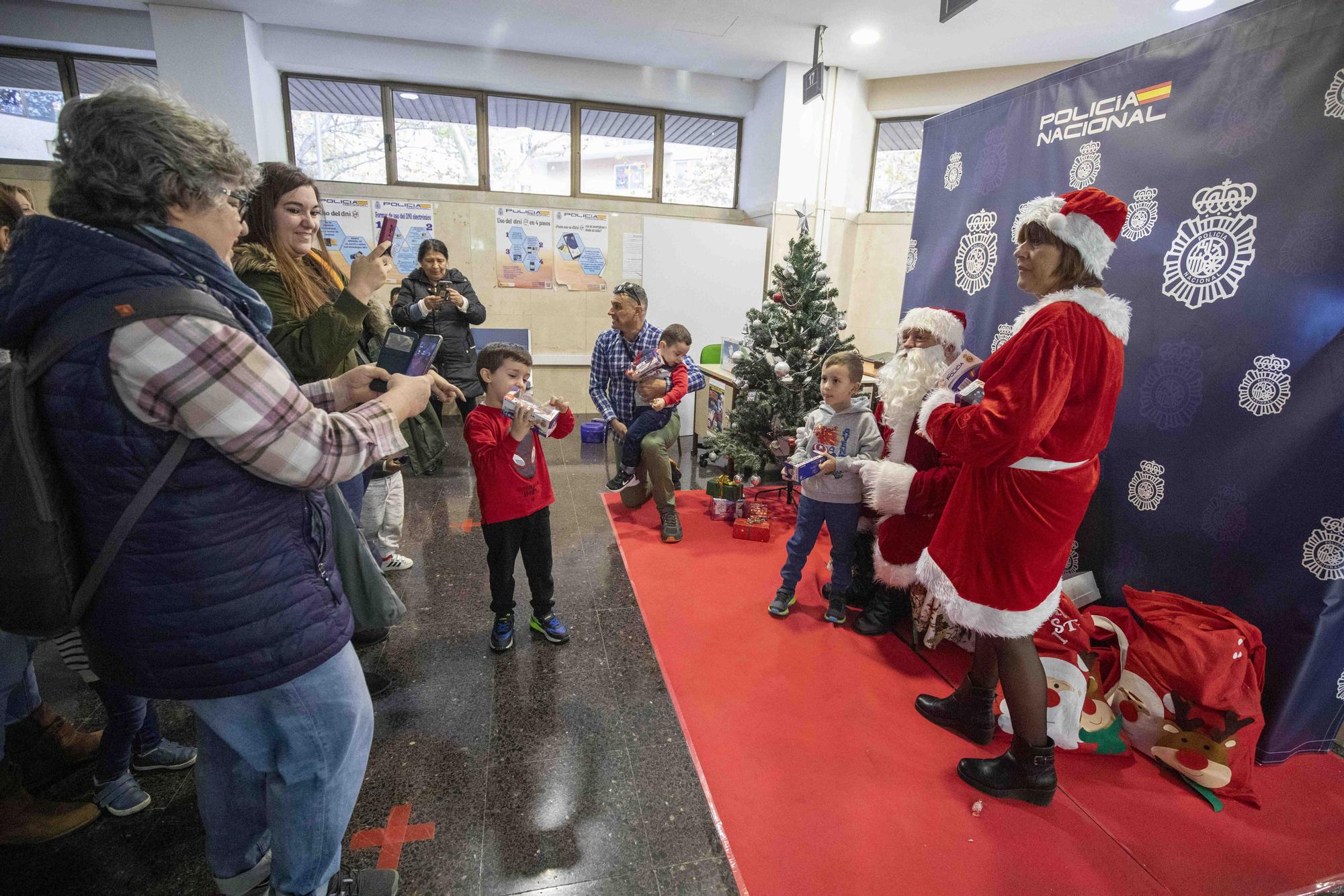 Papá Noel visita la Jefatura de Policía en Palma