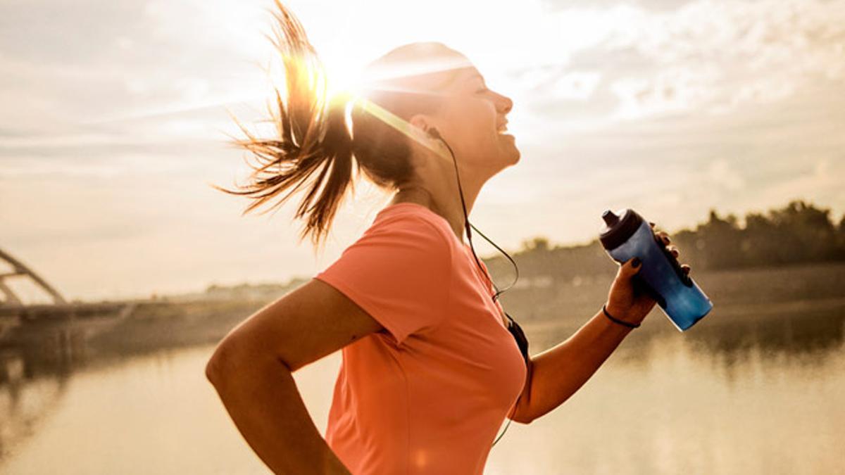 Hacer ejercicio te hace más feliz que tener mucho dinero, según Oxford y Yale