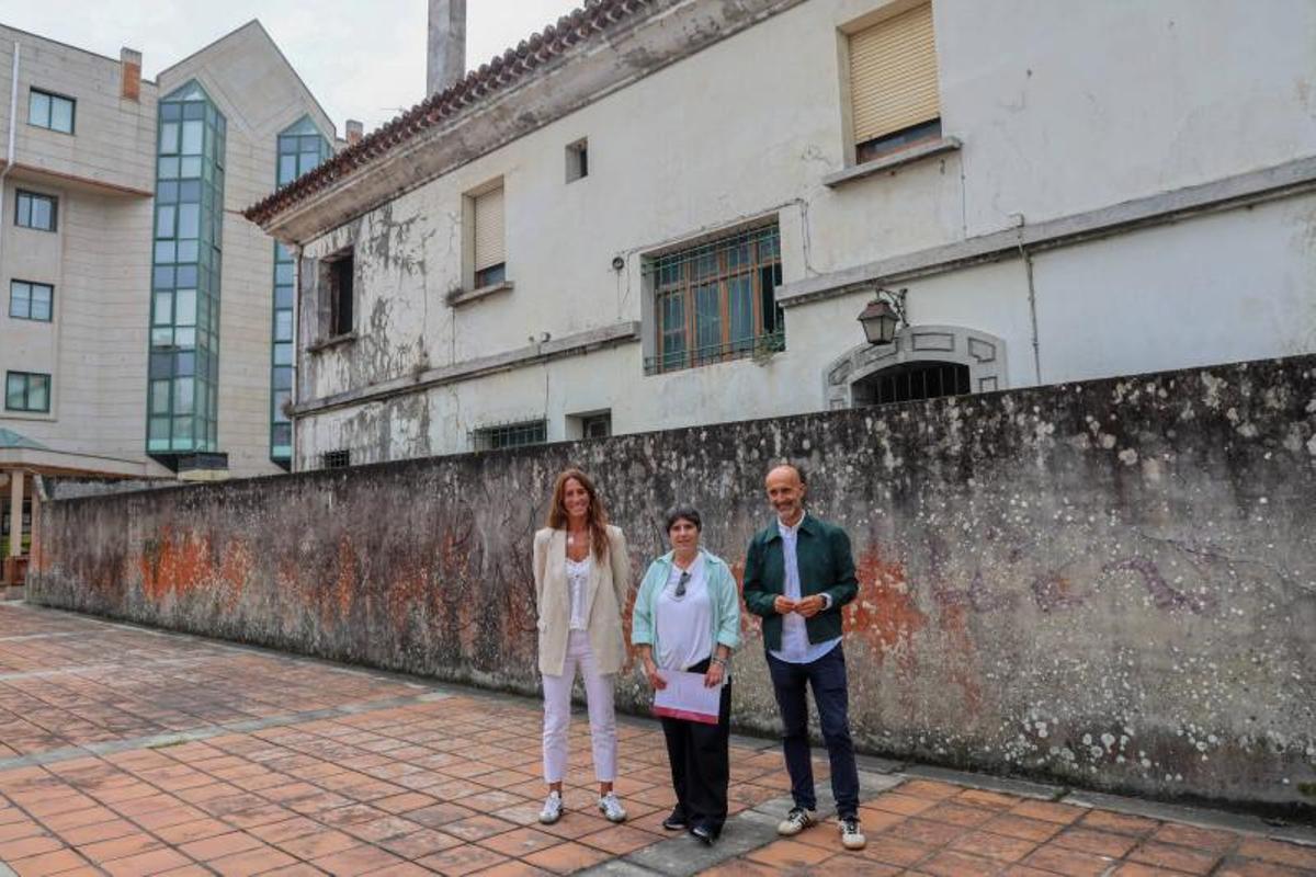 Representantes municipales ante la Casa Jaureguizar.