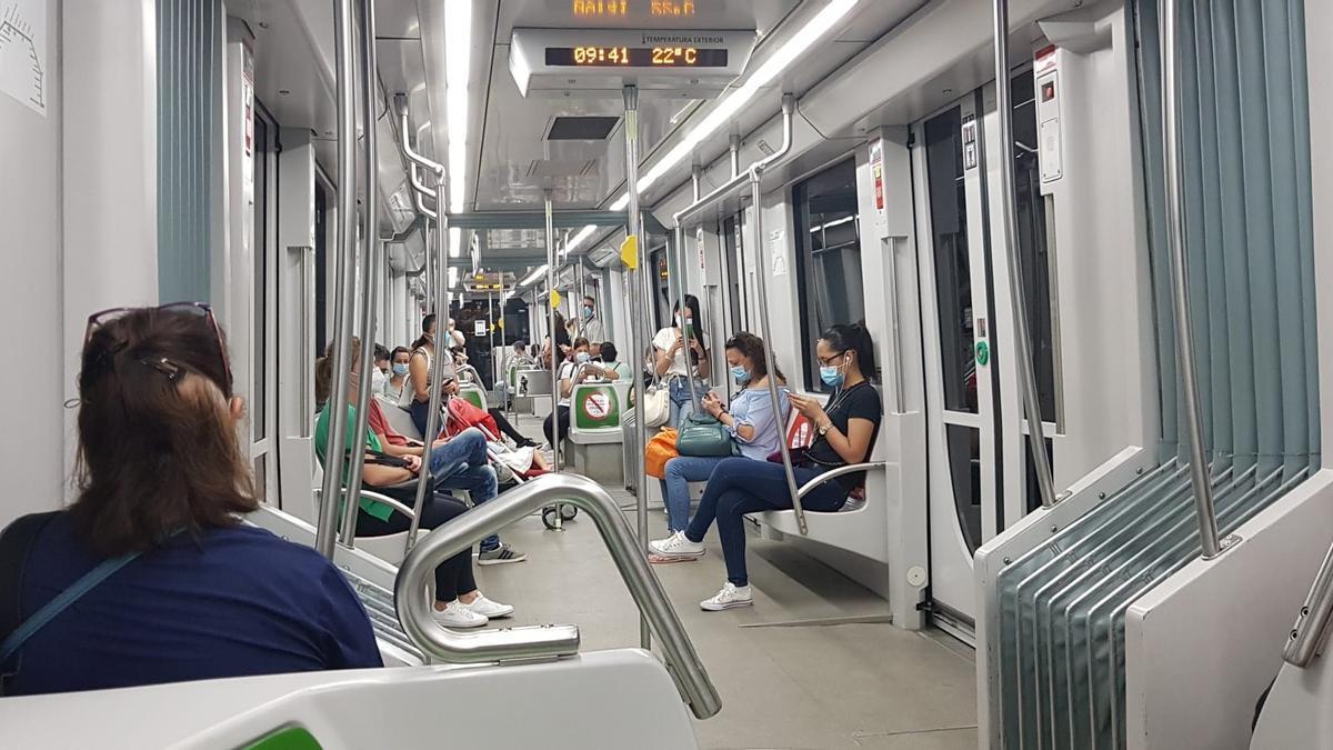 Varias personas en un tren en Andalucía.