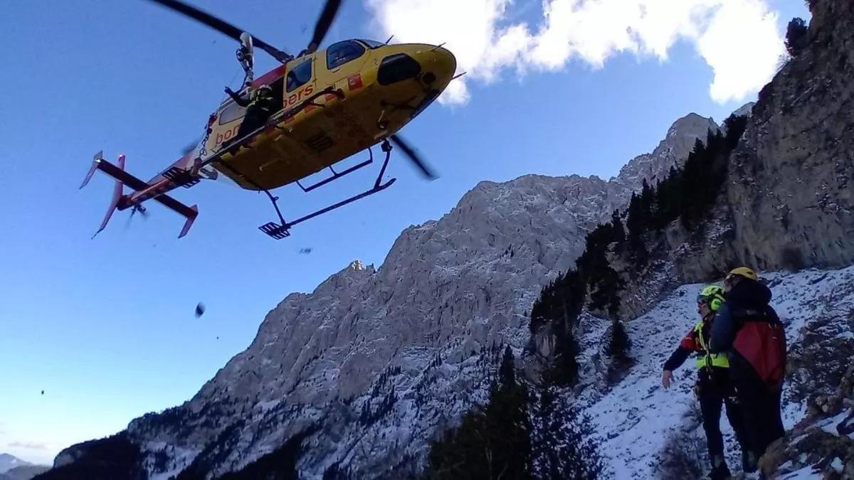 Un equipo de los bomberos en un rescate en el Pedraforca.