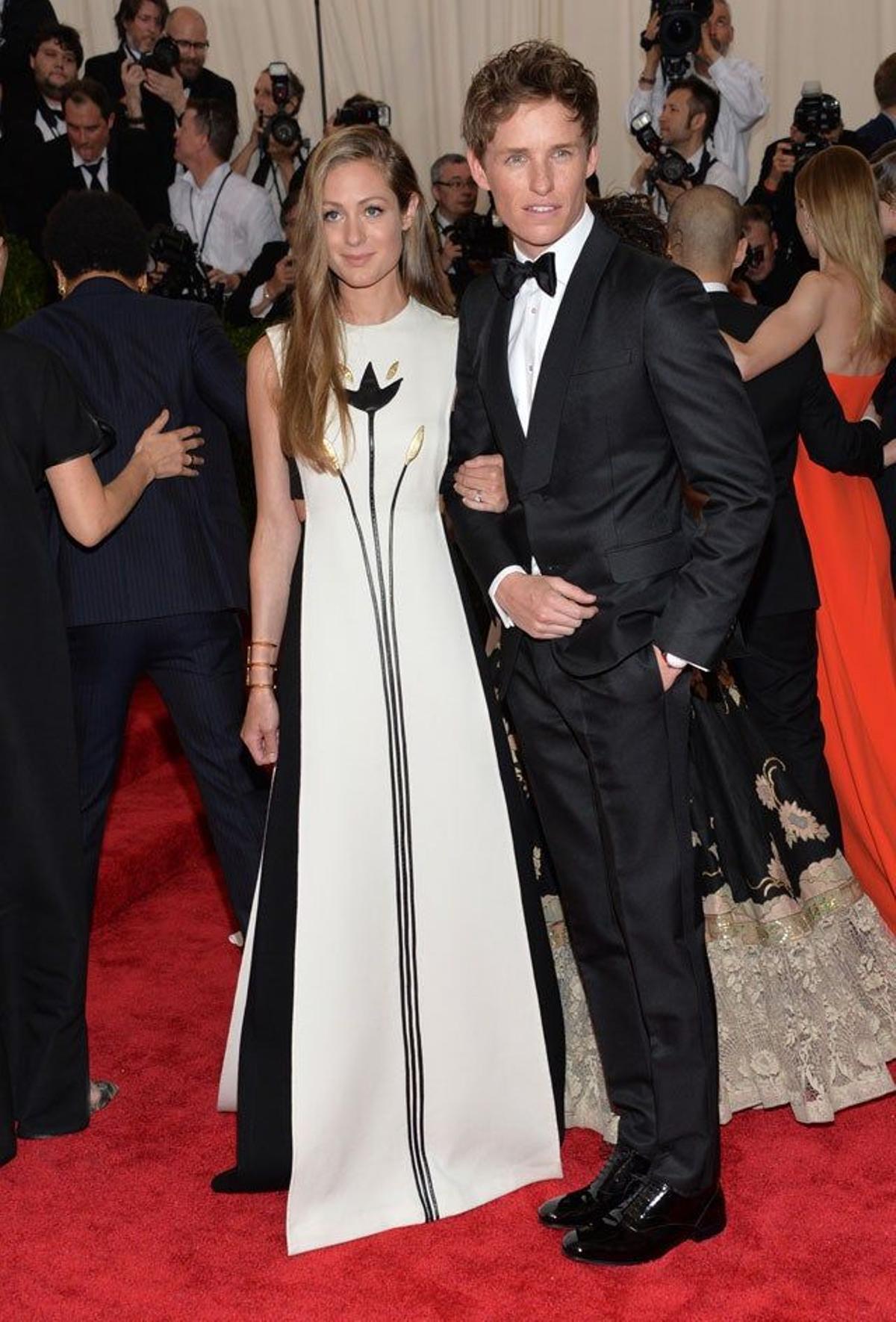 Eddie Redmayne y Hannah Bagshawe en la gala MET 2015