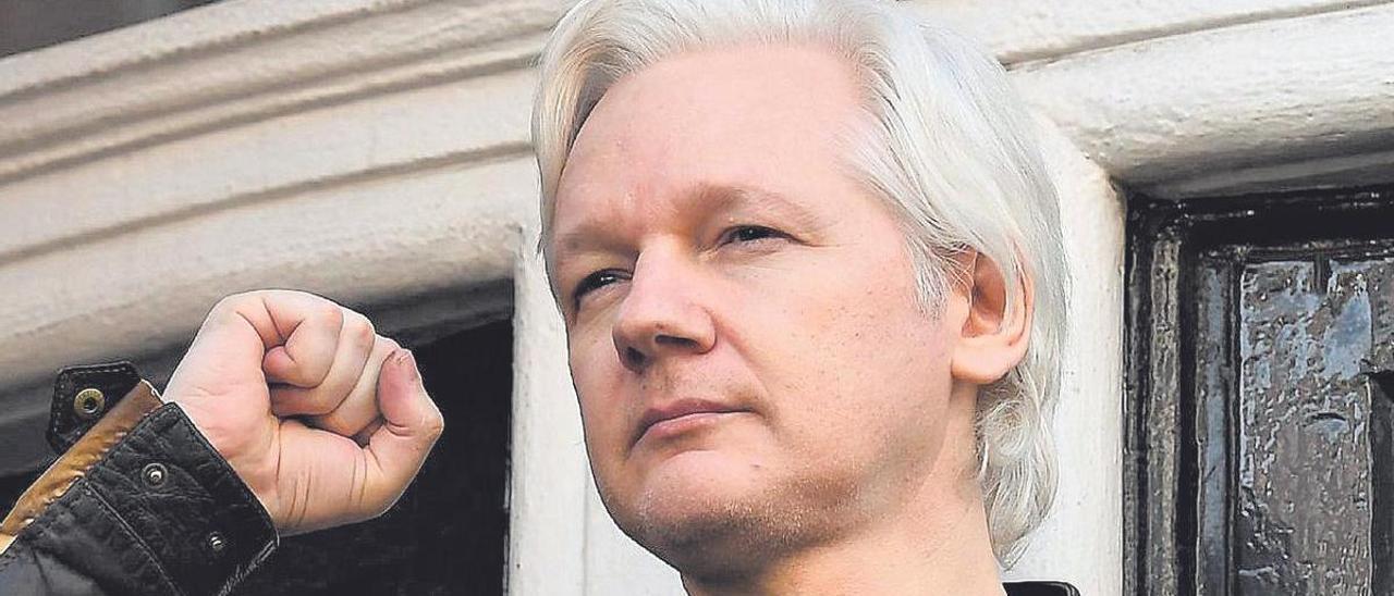 Julian Assange, en el balcón de la embajada de Ecuador en Londres, en una imagen de 2017.