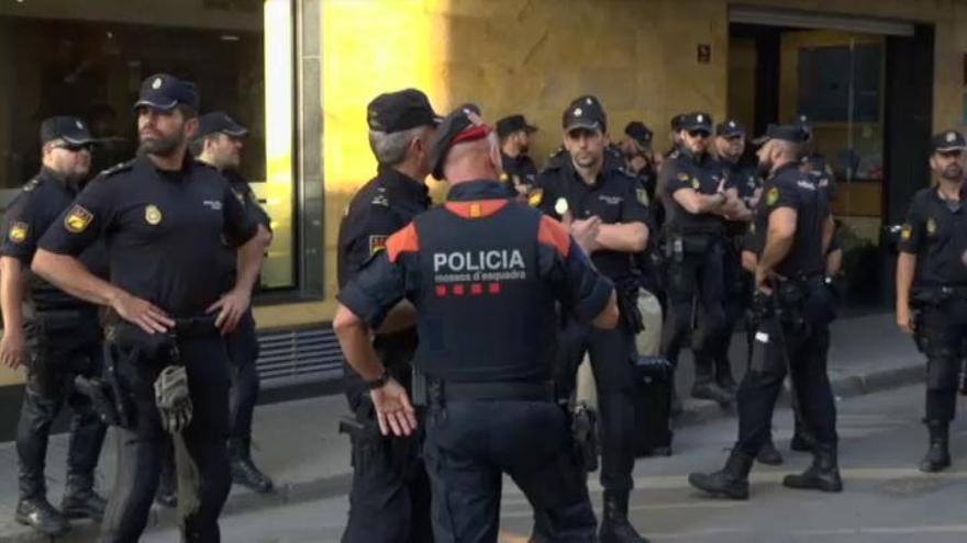 Mossos y Policias se abrazan en Pineda ante la marcha de estos últimos