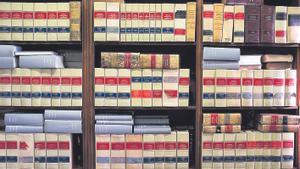 Una estantería repleta de libros de leyes del marco legislativo español