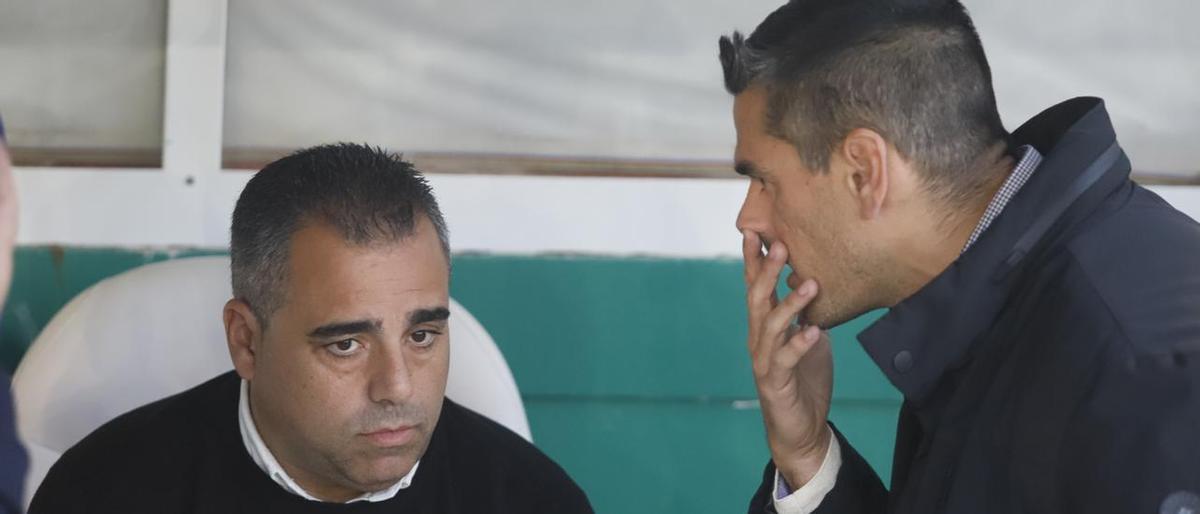 Germán Crespo y Juanito hablan en el banquillo antes de iniciar un encuentro del Córdoba CF.