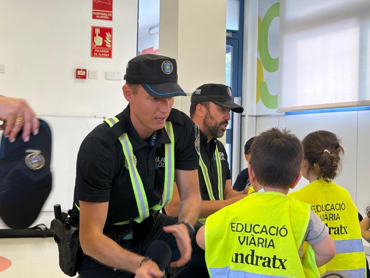 Agentes de la Policía Local de Andratx realizan una jornada de educación vial en la Escoleta Municipal Sol d’Andratx
