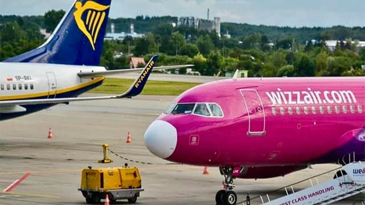 Aviones de Ryanair y Wizz Air en una imagen de archivo