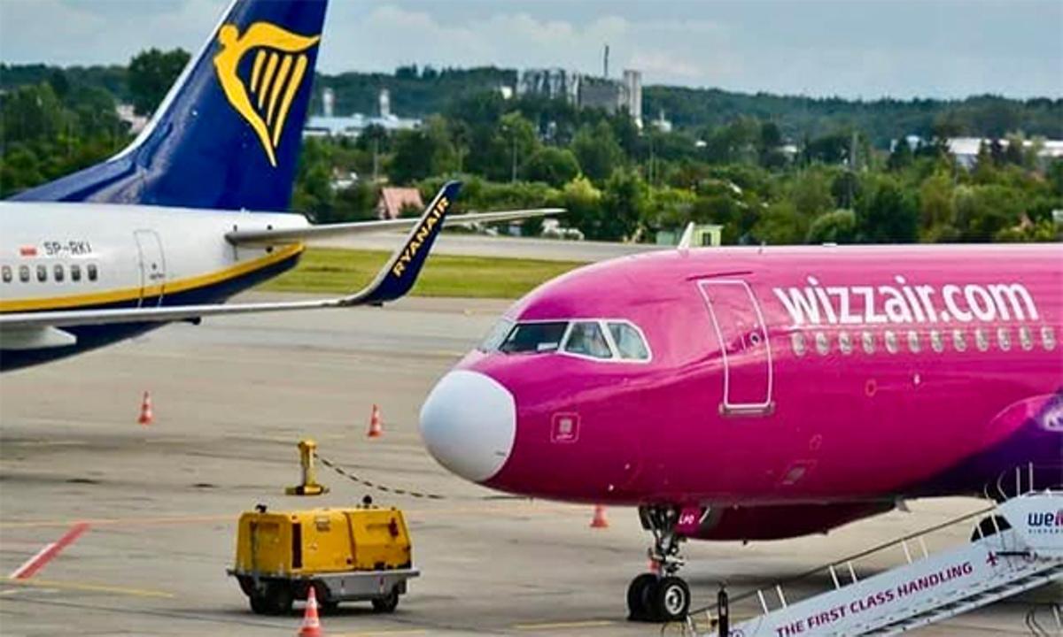 Aviones de Ryanair y Wizz Air en una imagen de archivo