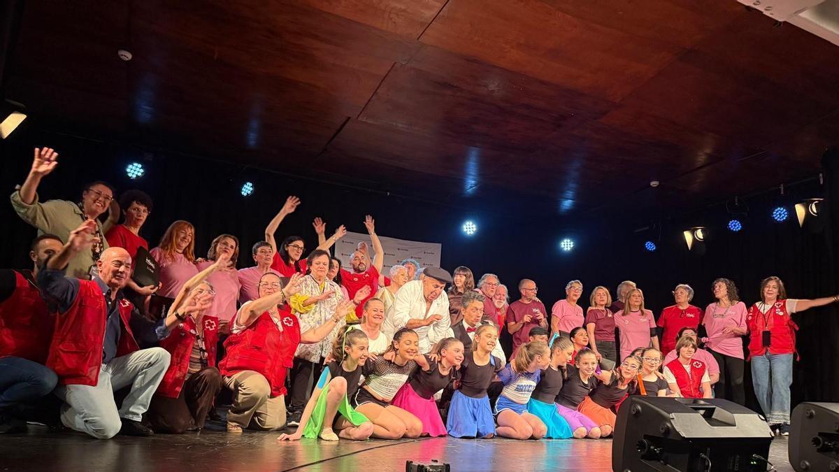 Participantes en el festival de Cruz Roja en el Ateneo de La Calzada.