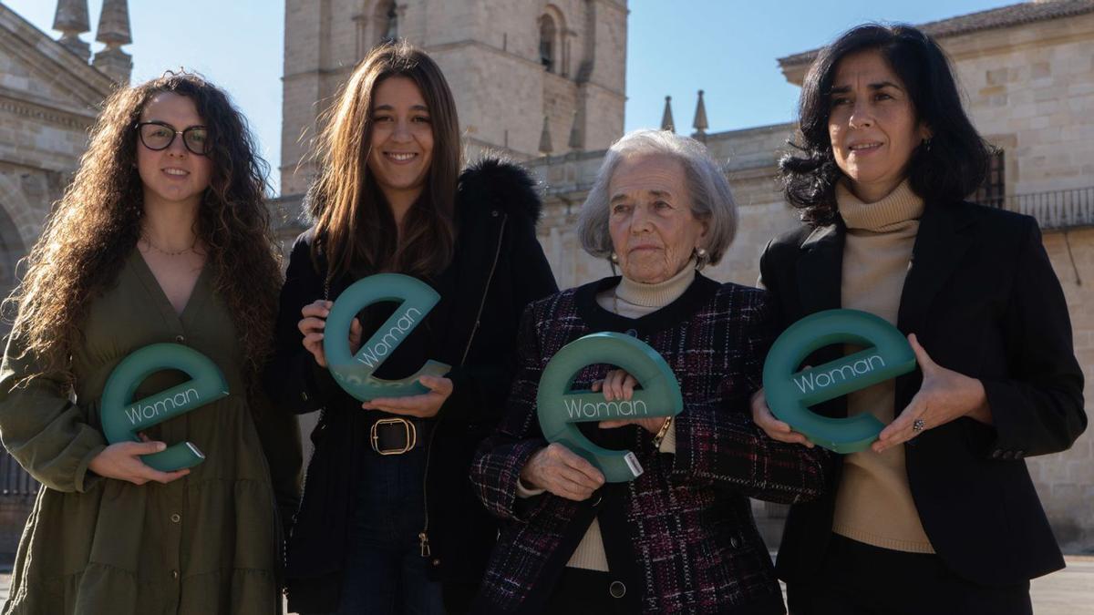 Las ganadoras de los premios de esta cuarta edición de eWoman en la plaza de la Catedral (ante la ausencia de Raquel Álvarez Polo que por motivos laborales no pudo asistir). | J.L. F.