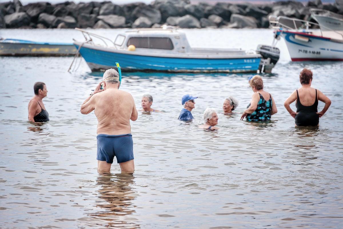 Los mayores van a la playa de Las Teresitas con Santa Cruz Vital