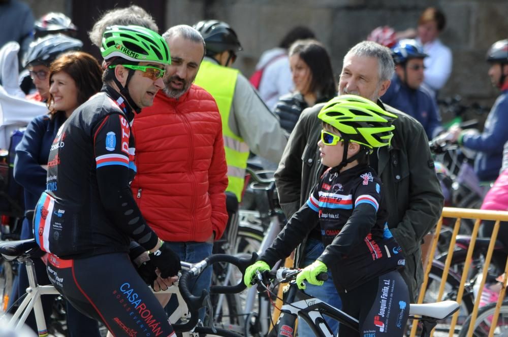 Un pelotón de ciclistas desafía a la lluvia en Cambados