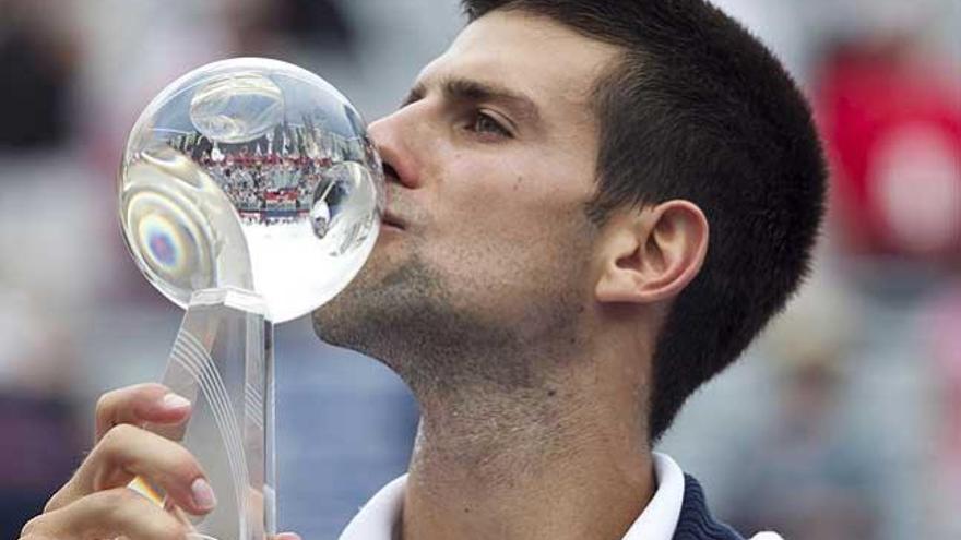 Novak Djokovic, con el trofeo del torneo de Montreal