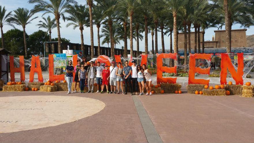 Bloggers de parques temáticos y ocio joven visitan Terra Mítica y Mundomar