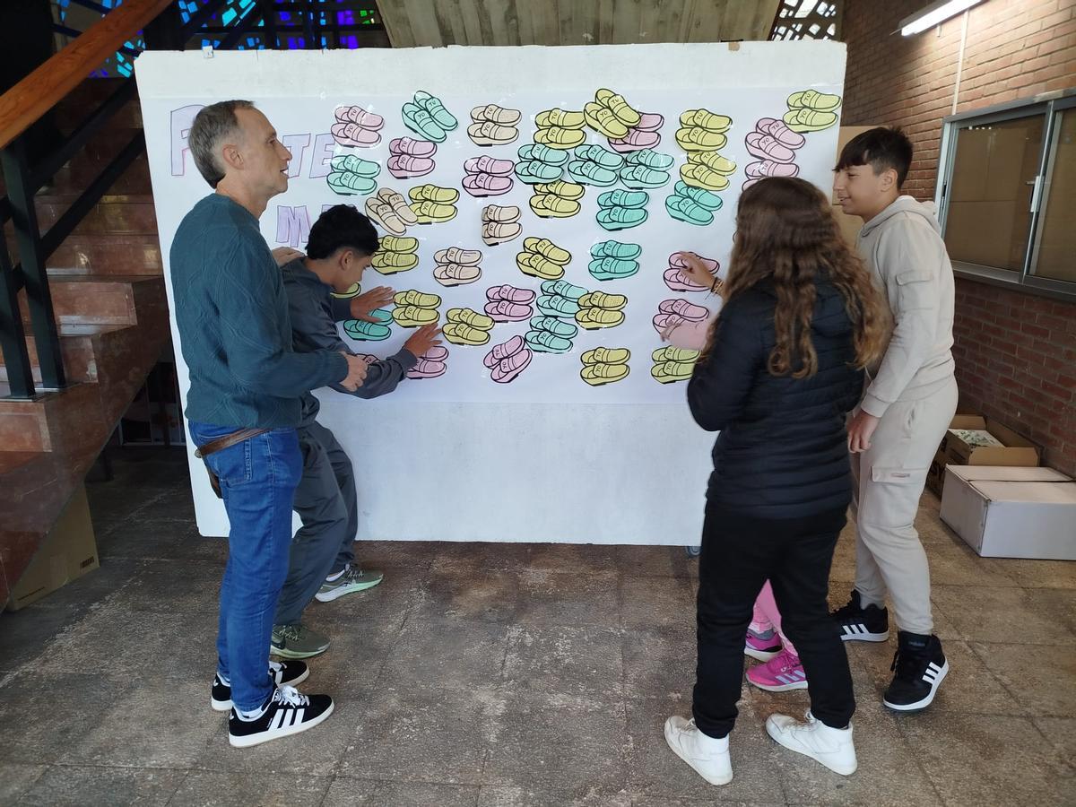 El profesor de Málaga Antonio María Hernández realiza una actividad de convivencia con sus alumnos.