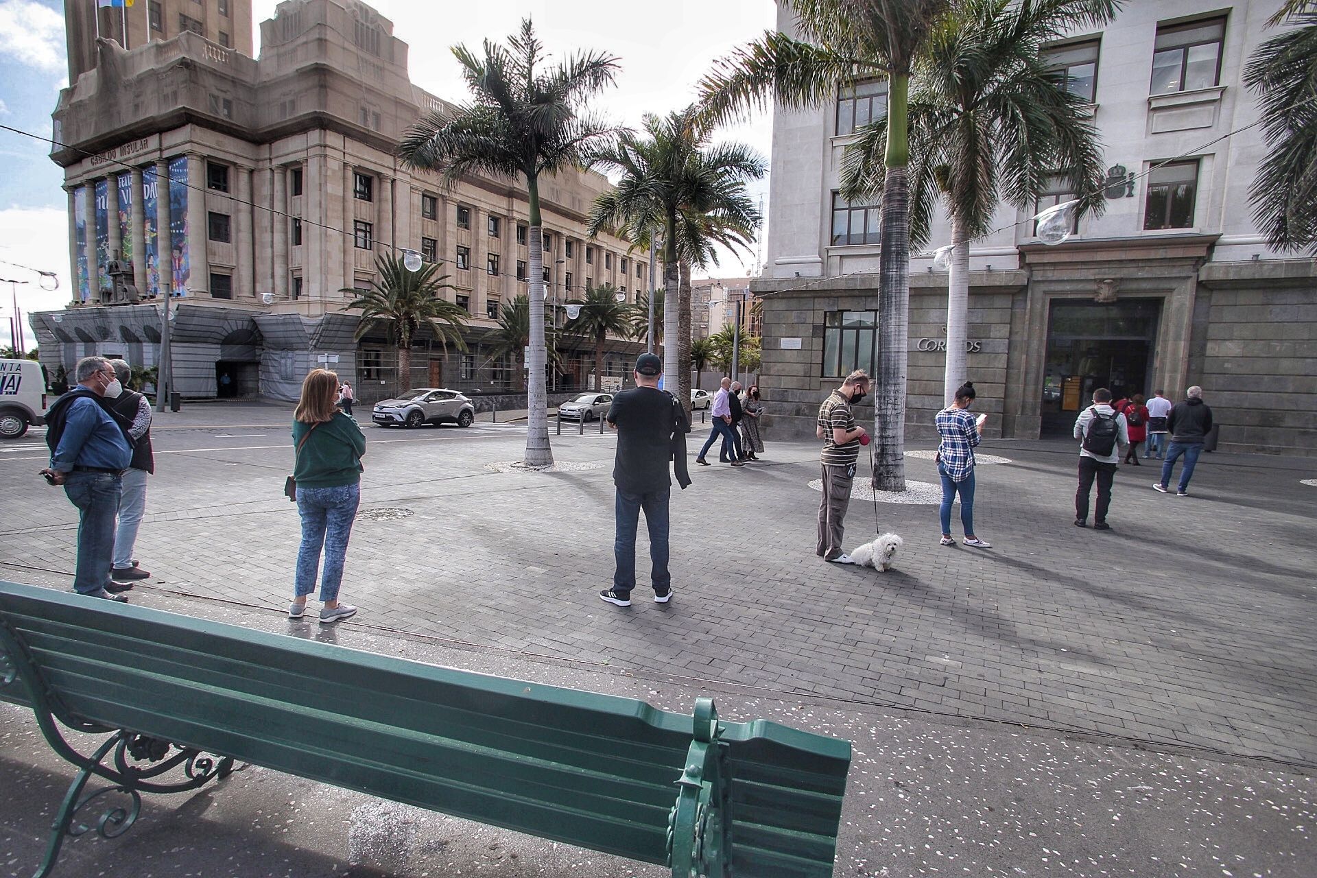 Colas en la oficina de correos Plaza España